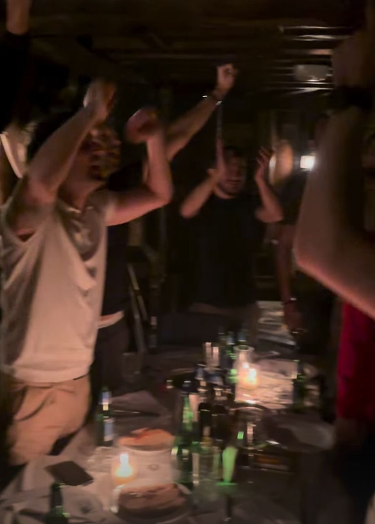 Fudbaleri Zemuna napravili ludnicu u kafani posle plasmana u Super ligu Srbije