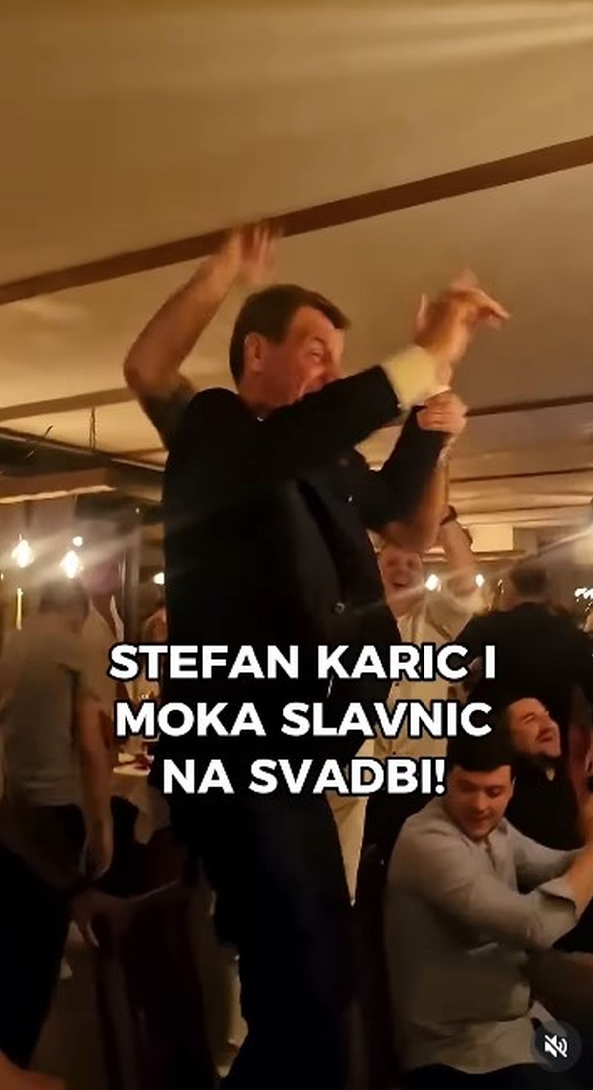 Moka Slavnić i Stefan Karić zajedno u provodu: Bivši košarkaš se popeo na stolicu, lumpuje uz Nadu Topčagić