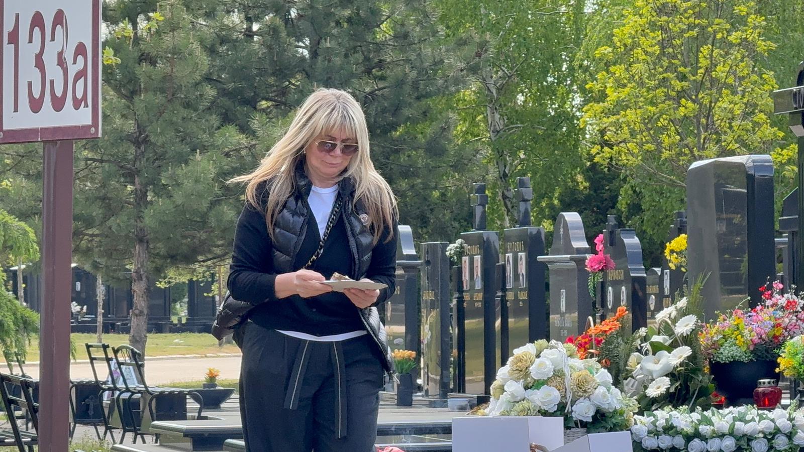 Potresna scena: Suzana Jovanović slomljena, plače nad Sašinim grobom i seče tortu na dan njegovog rođendana