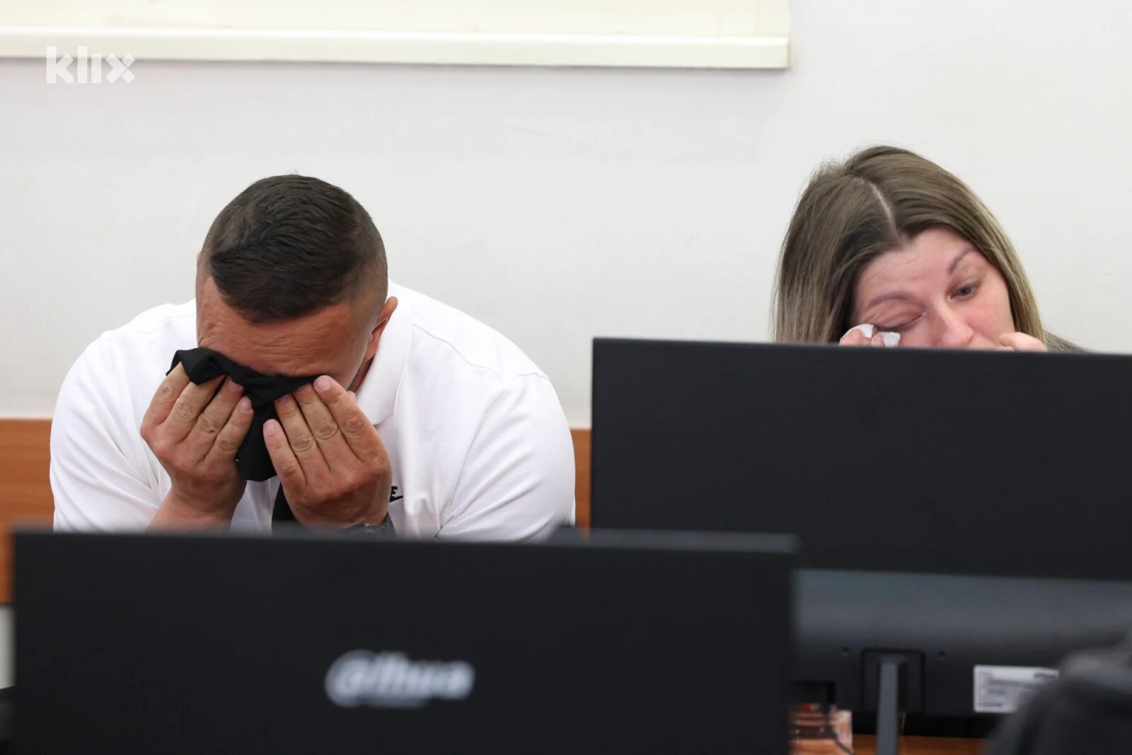 Suze i zagrljaj kao simbol borbe za istinu: Srceparajuća reakcija roditelja male Džene tokom izricanja presude