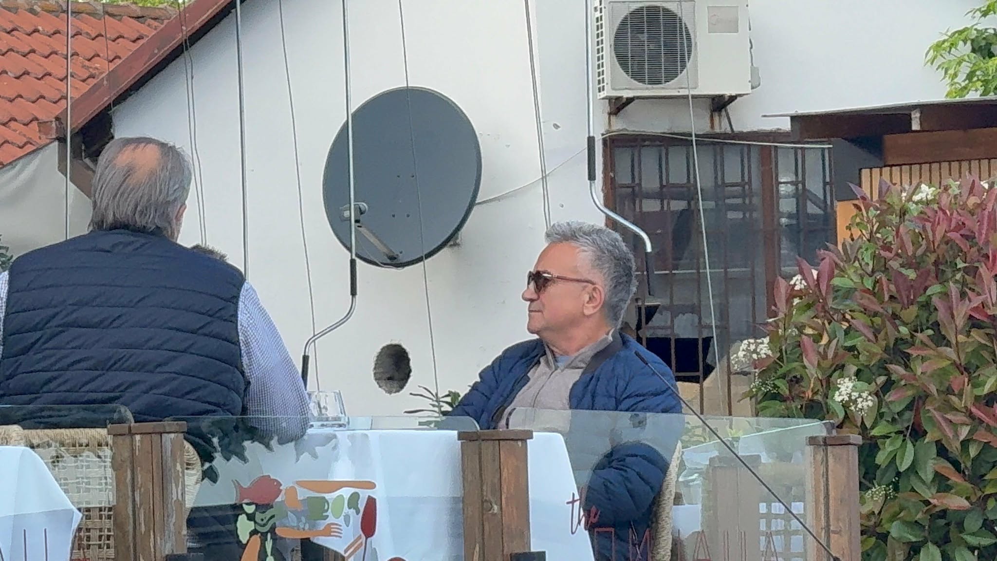 Uživa daleko od očiju šire javnosti: Evo gde smo uslikali Srđana Đokovića, Noletov otac ovde upija zrake sunca