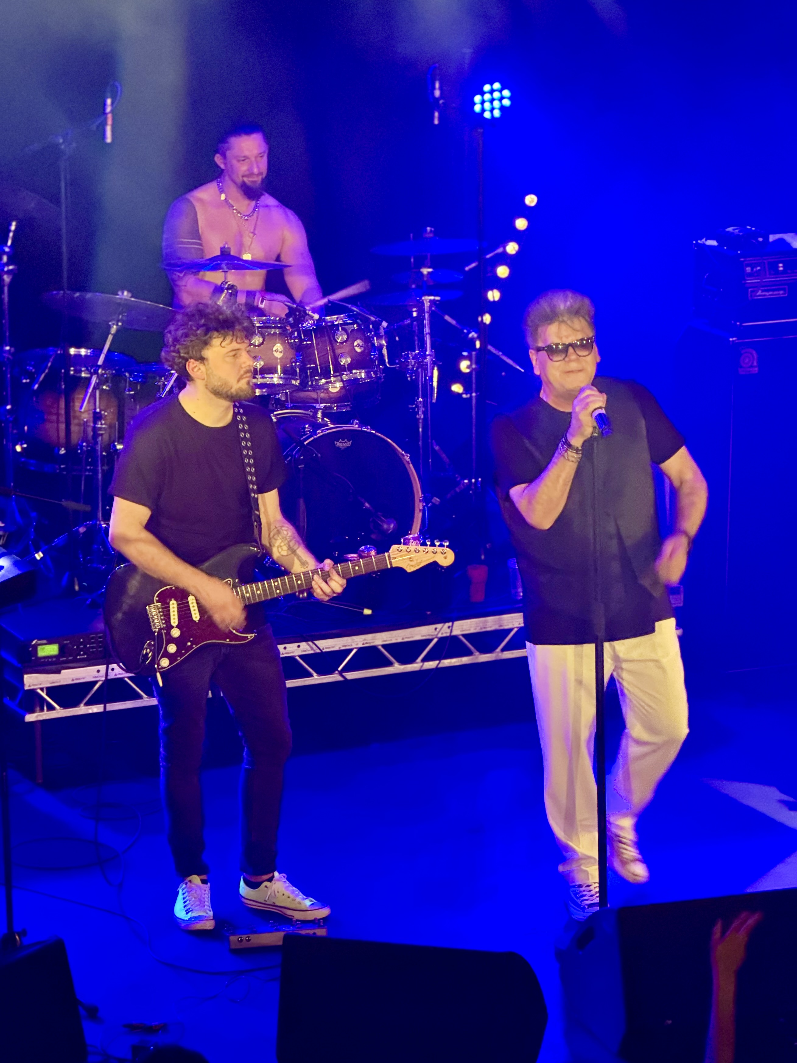 Crvena jabuka zapalila London bezvremenskim hitovima! Publika nije puštala bend sa scene