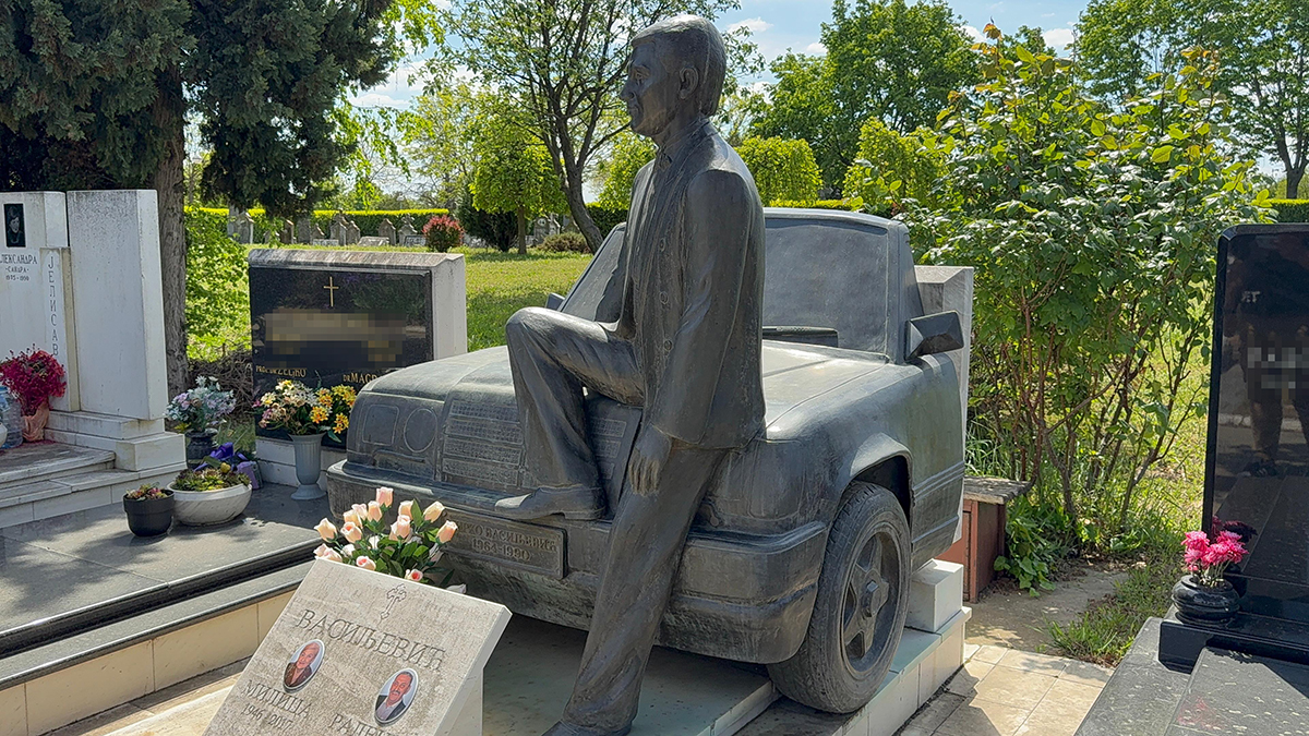 Spomenik oca Mirke Vasiljević u obliku auta u u kojem je imao saobraćajku: Glumica nikad nije upoznala Mirka