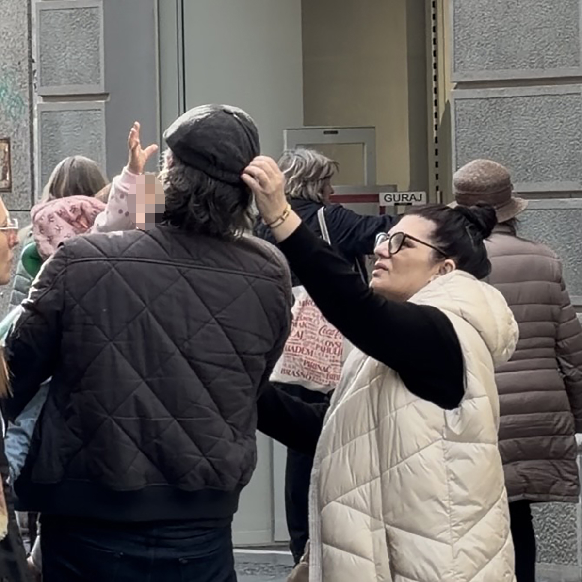 Ekskluzivno! Paparaco Sanje Maletić sa ćerkom i mužem! Pevačica dobila dete u 52. godini sa ovim muškarcem