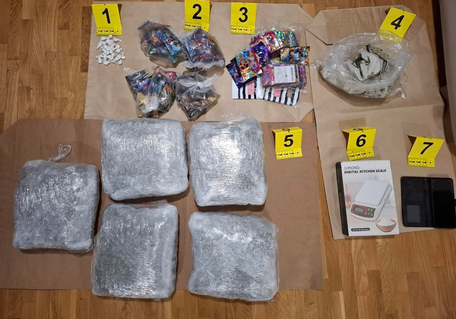 Na Palilui zaplenjeno 5 kilograma marihuane i 80 grama kokaina: Uhapšen osumnjičeni (26)