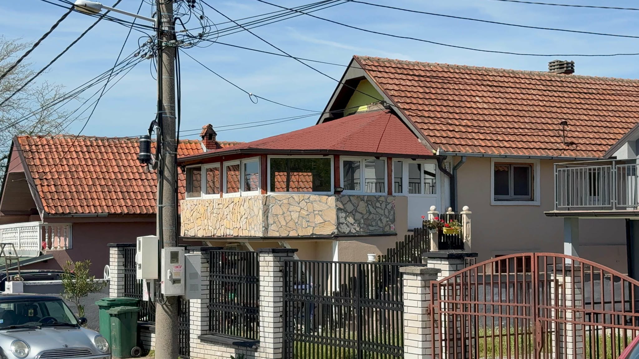 U ovoj kući je pevačica zatekla muža sa ljubavnicom, pa nasrnula na nju motkom: "Mamu ti, kakav..."