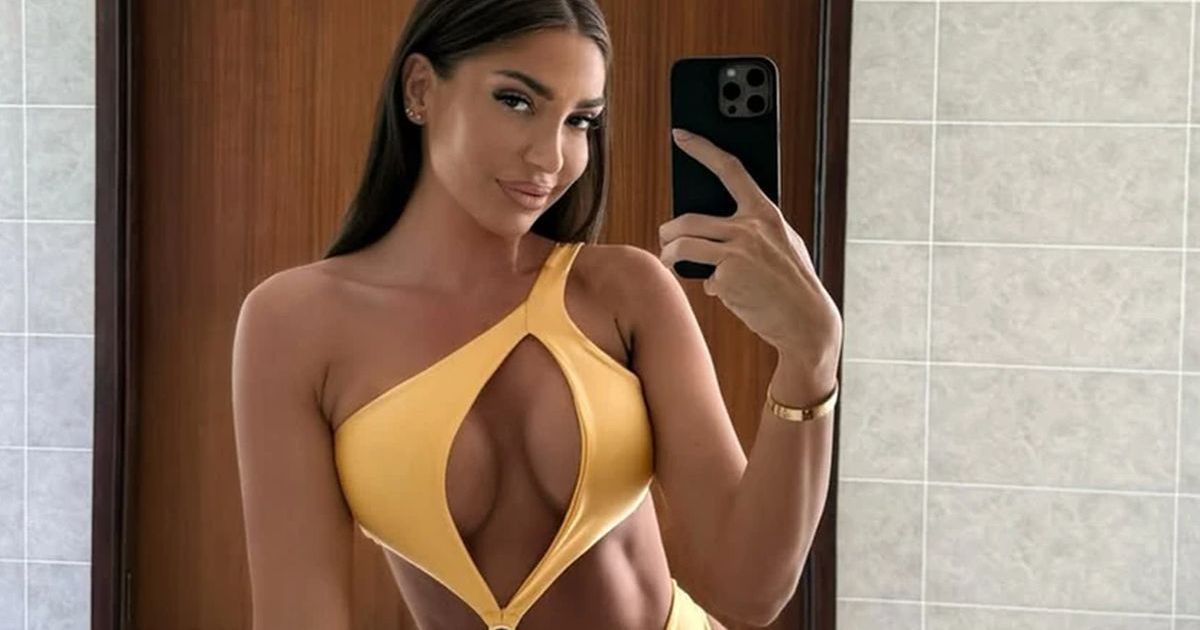 Kao boginja! Žena našeg pevača oduzima dah: Pozirala u kupaćem kostimu, pokazala bujni dekolte i ravan stomak