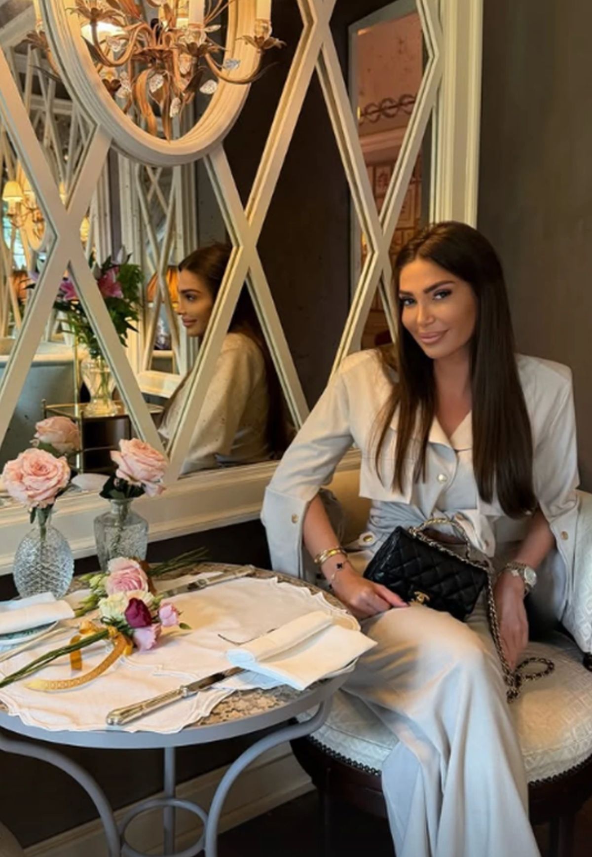 Kao boginja! Žena našeg pevača oduzima dah: Pozirala u kupaćem kostimu, pokazala bujni dekolte i ravan stomak