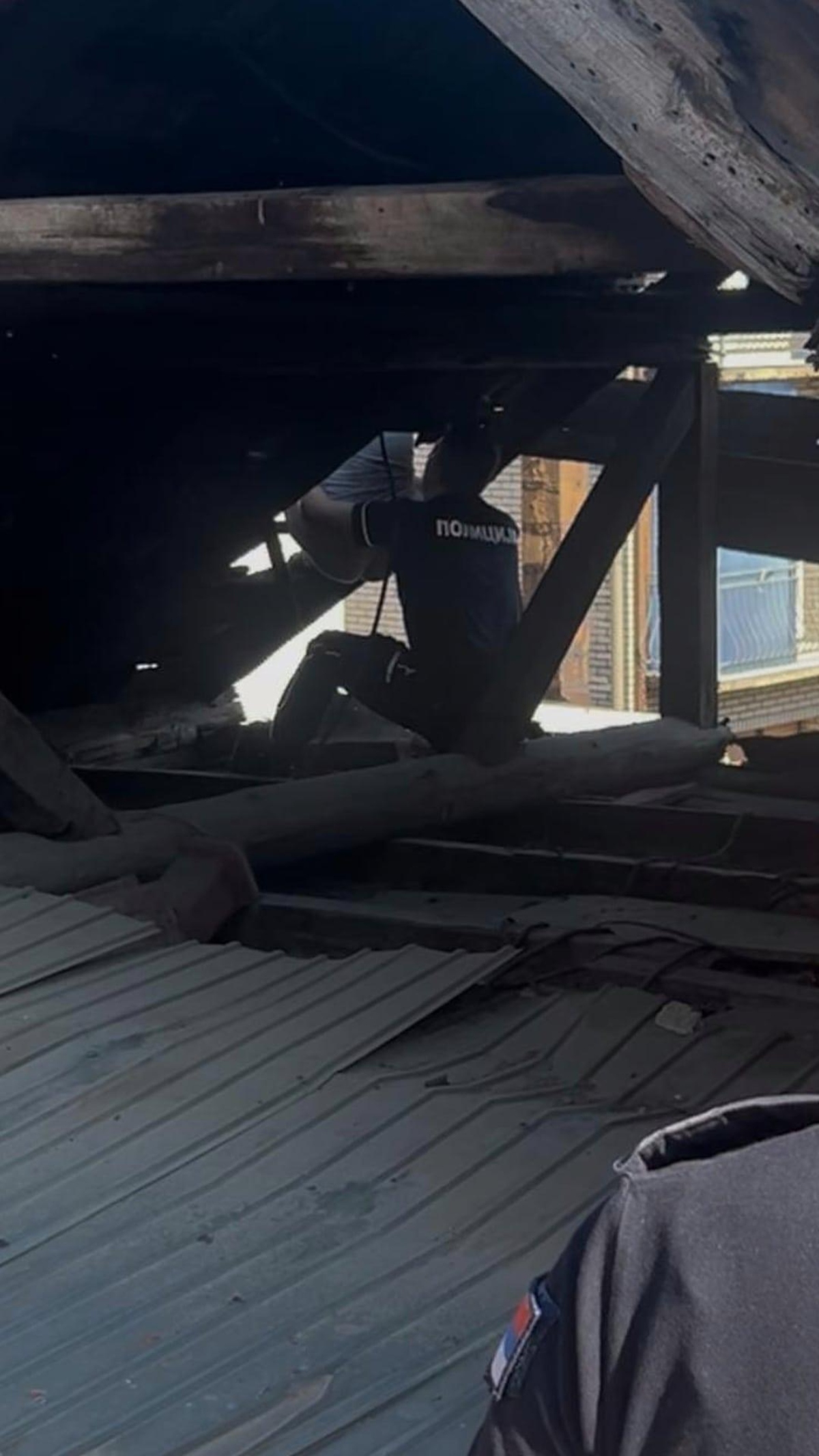 Drama u Novom Pazaru: Policajci se popeli na krov, u poslednjem trenutku sprečili tragediju