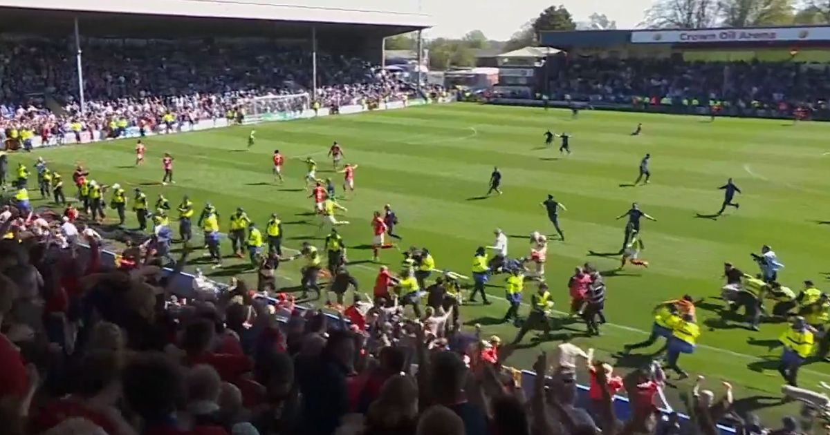 Ovo je fudbal: Najluđa priča na svetu! Primili gol u 95. minutu, navijači uleteli na teren, pa doživeli šok