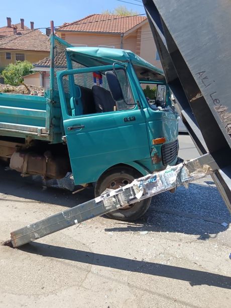 Užas u Kaluđerici: Kamion naleteo na stanicu, neki povređeni – Vesti Užas u Kaluđerici: Kamion naleteo na stanicu, neki povređeni – Vesti