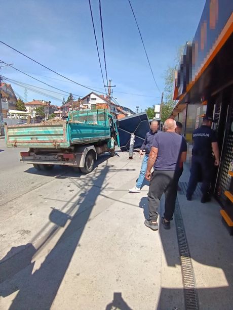 Časna sestra, autobuska stanica, pečurka, saobraćajna nesreća, kamion