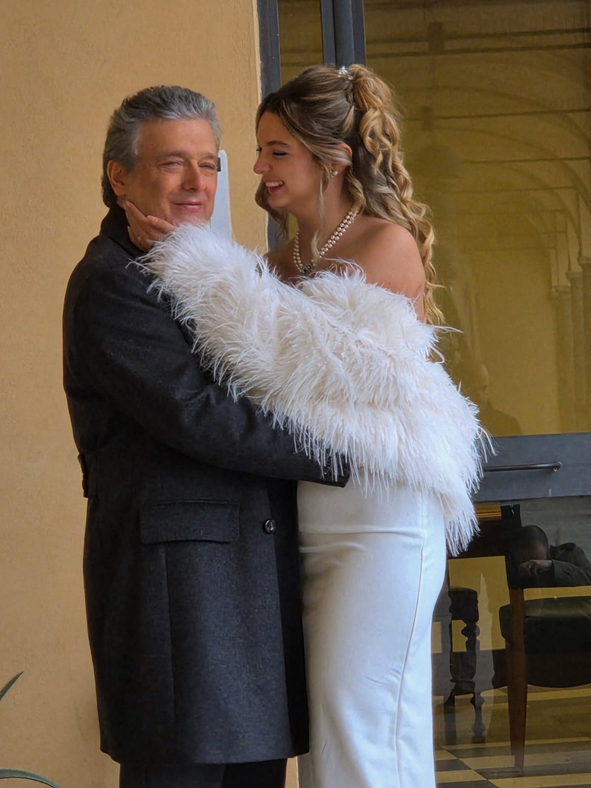 Ima 23 godine i upravo se udala za svog 40 godina starijeg PROFESORA: Izgledaju baš onako kako zamišljate