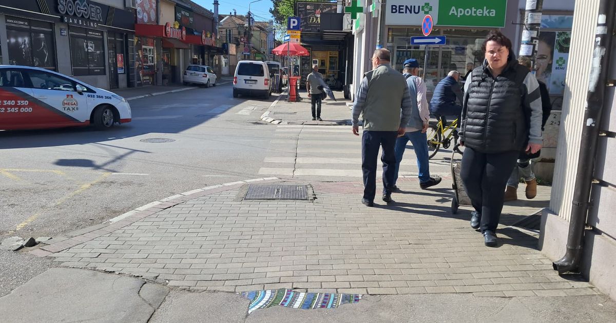 Nesvakidašnji prizor u Čačku! Ljudi oduševljeno zastaju i gledaju u rupu na trotoaru, a OVO je razlog