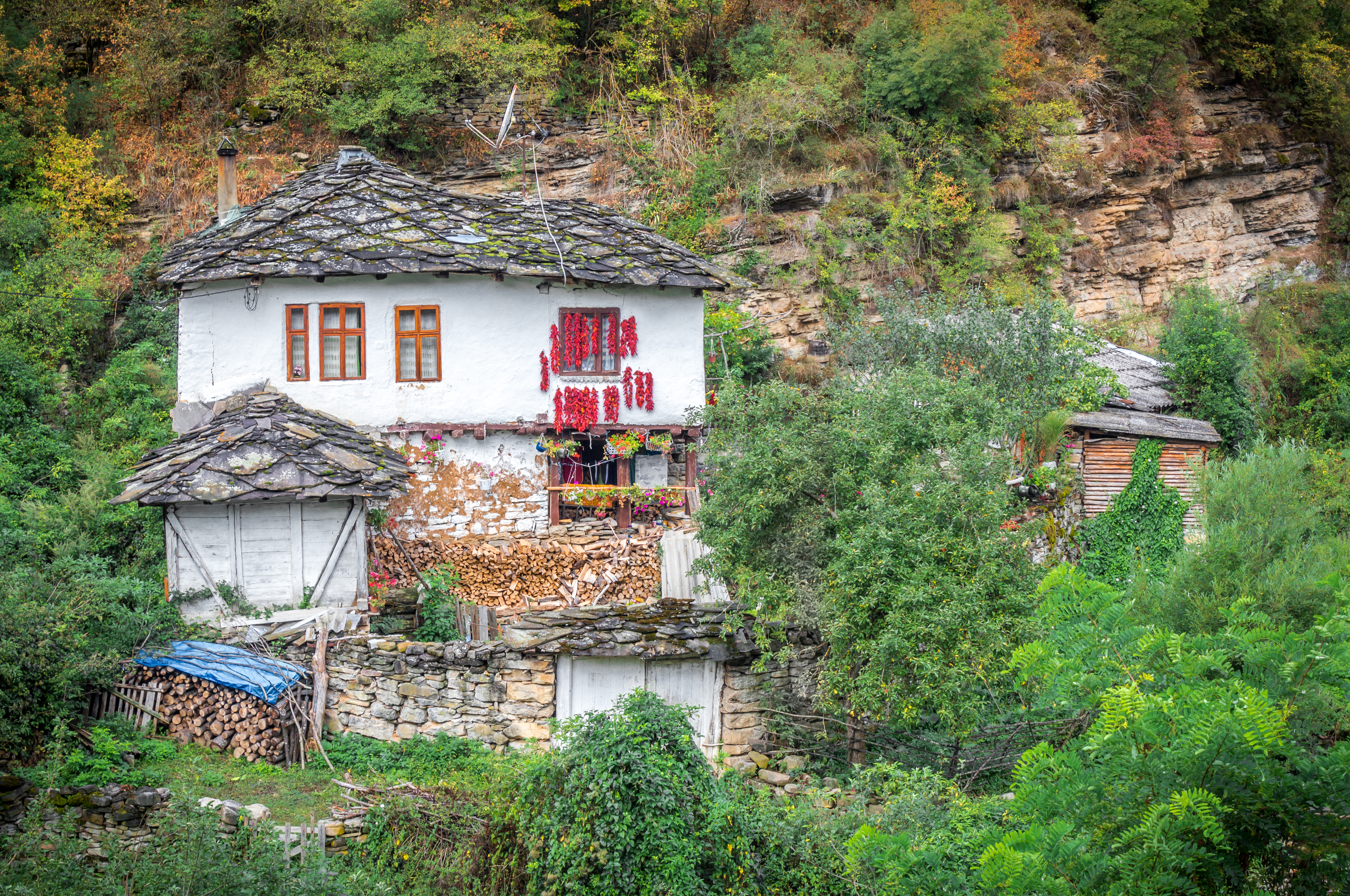 Ovo je najneobičnije selo u Srbiji: Kuće stare vekovima stoje bez kapi maltera, a niko ne može da veruje kako