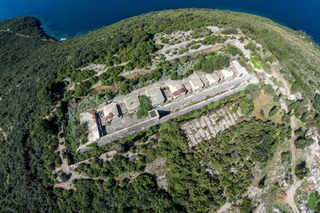 Tvrđava Kabala na obali poluostrva Luštica, na ulazu u Boku