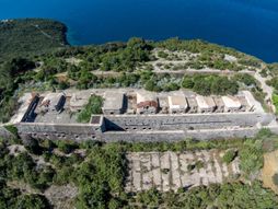 Tvrđava Kabala na obali poluostrva Luštica, na ulazu u Boku
