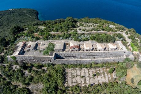 Tvrđava Kabala na obali poluostrva Luštica, na ulazu u Boku