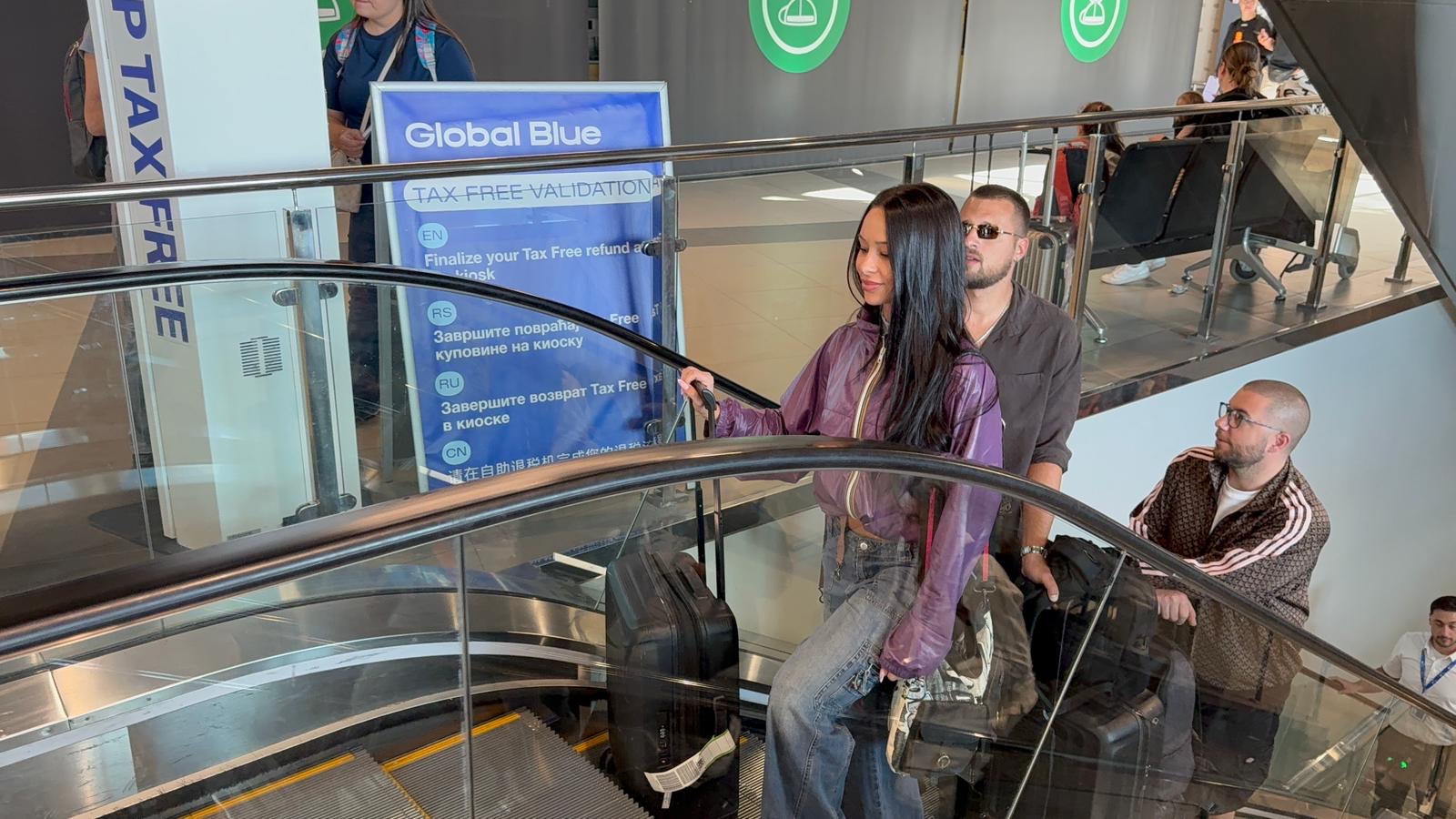 Elena Kitić bez šminke, snimljena sa dečkom - sama nosi kofer: Farmerke se spustile, pokazala tajnu tetovažu