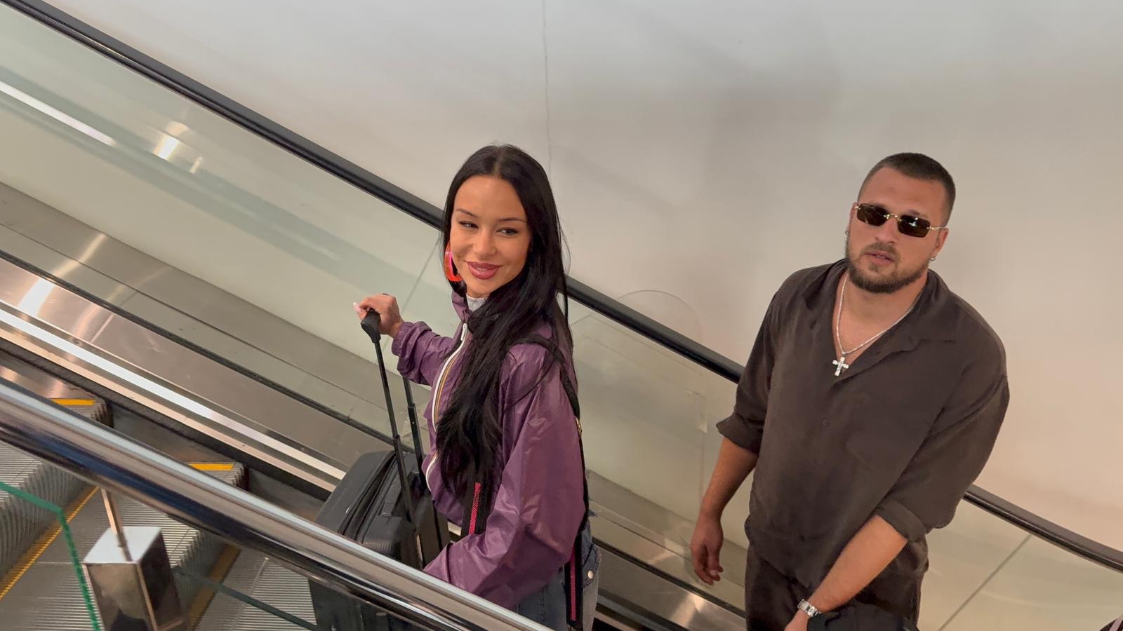 Elena Kitić bez šminke, snimljena sa dečkom - sama nosi kofer: Farmerke se spustile, pokazala tajnu tetovažu