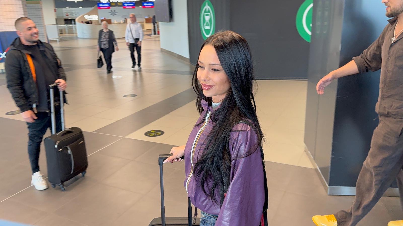 Elena Kitić bez šminke, snimljena sa dečkom - sama nosi kofer: Farmerke se spustile, pokazala tajnu tetovažu