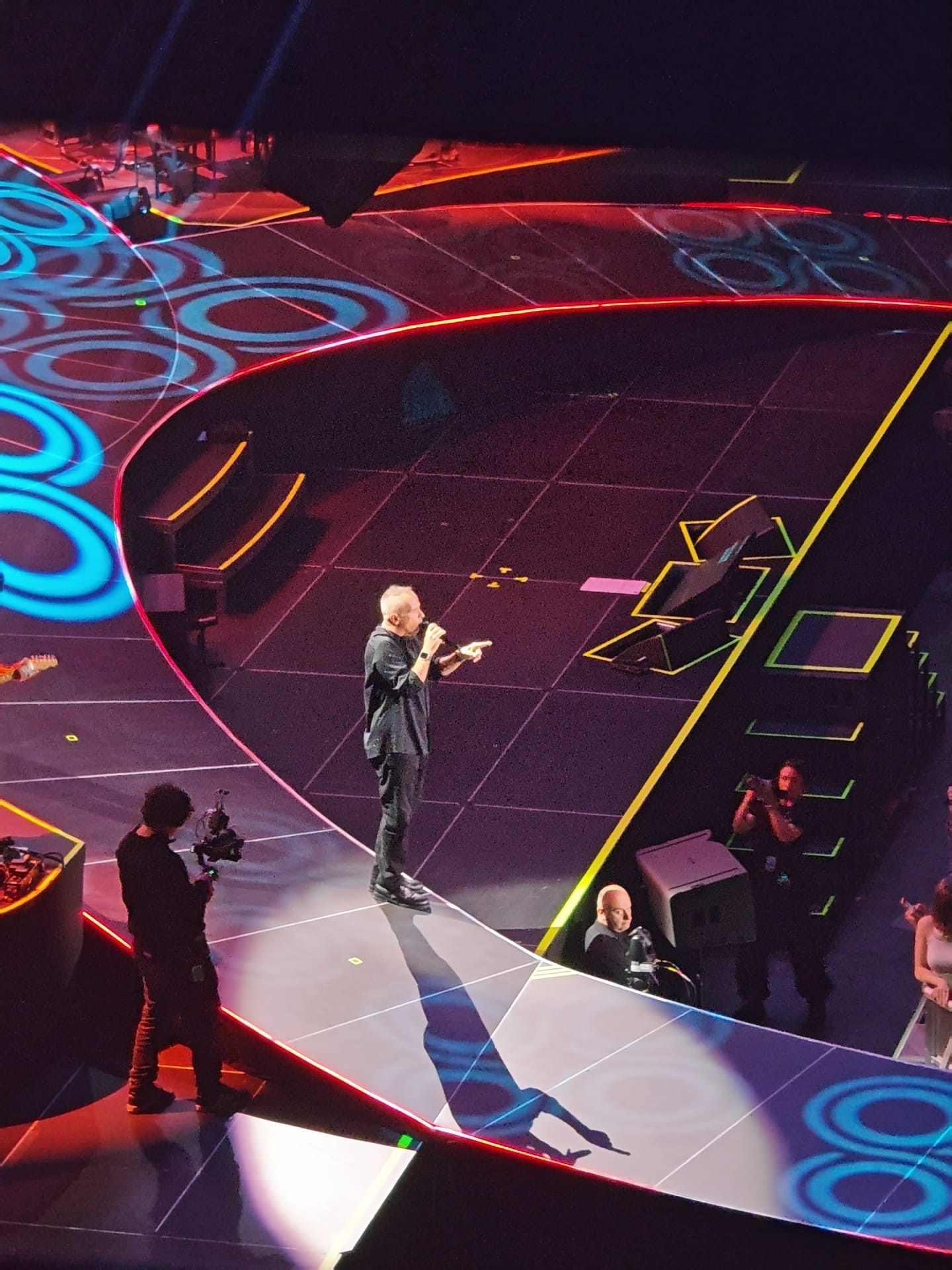 Slavni Italijan oduševio Beograđane! Eros Ramacoti se obratio publici na srpskom, pa uradio nešto neočekivano