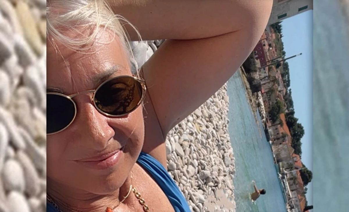 Udovica legendarnog pevača preselila se na ostrvo: Opalila selfi u kupaćem na plaži, grmi u 59. godini
