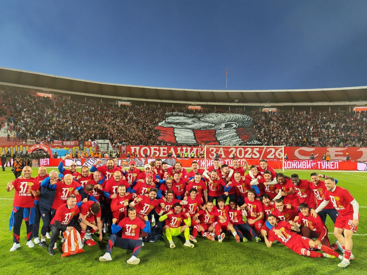 Delije spremile posebnu koreografiju zbog šampionske titule: Igrači pozirali ispred Severa s njima