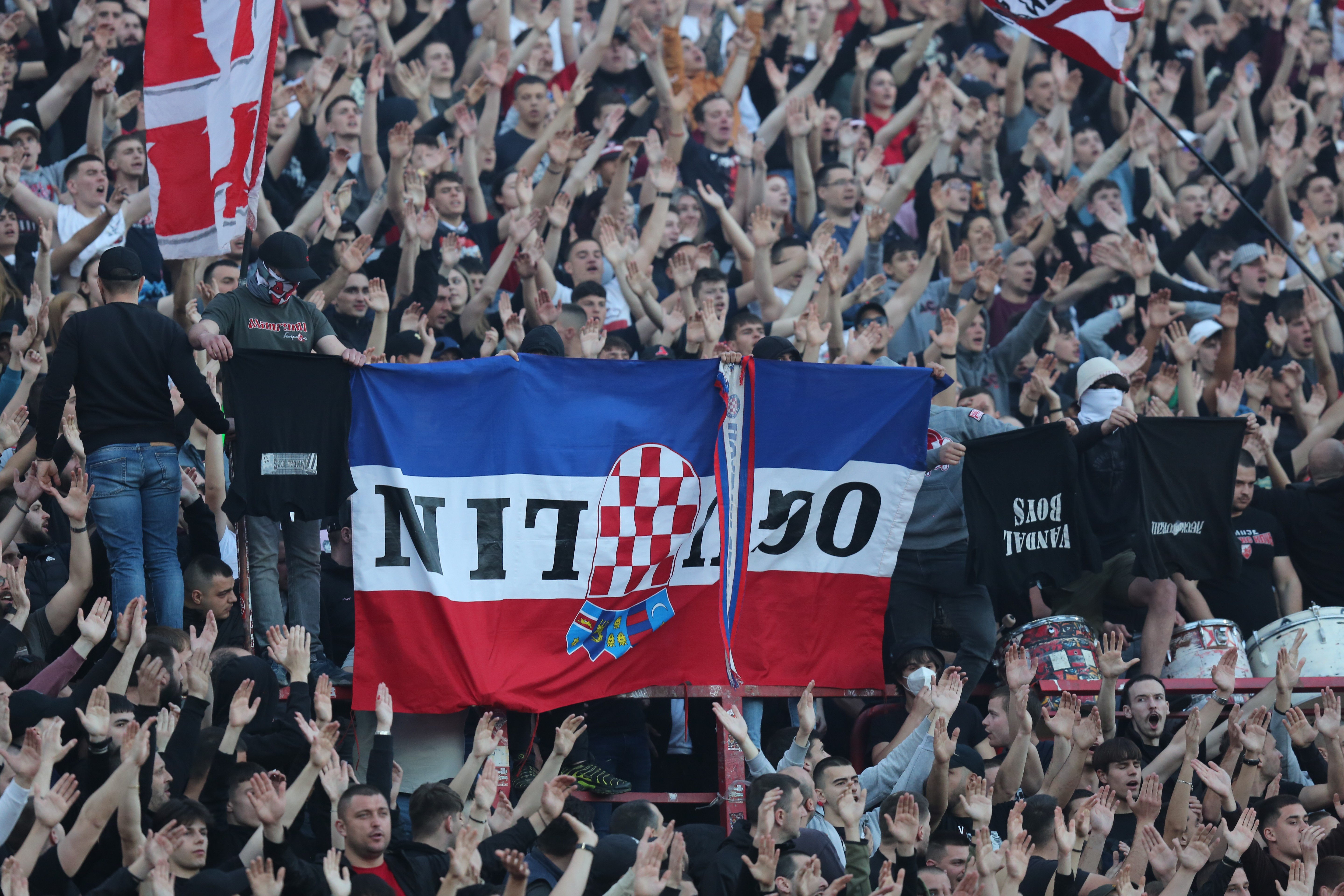Pojavila se fotografija hrvatskih navijača pre nego što su im Delije otele zastave i obeležja