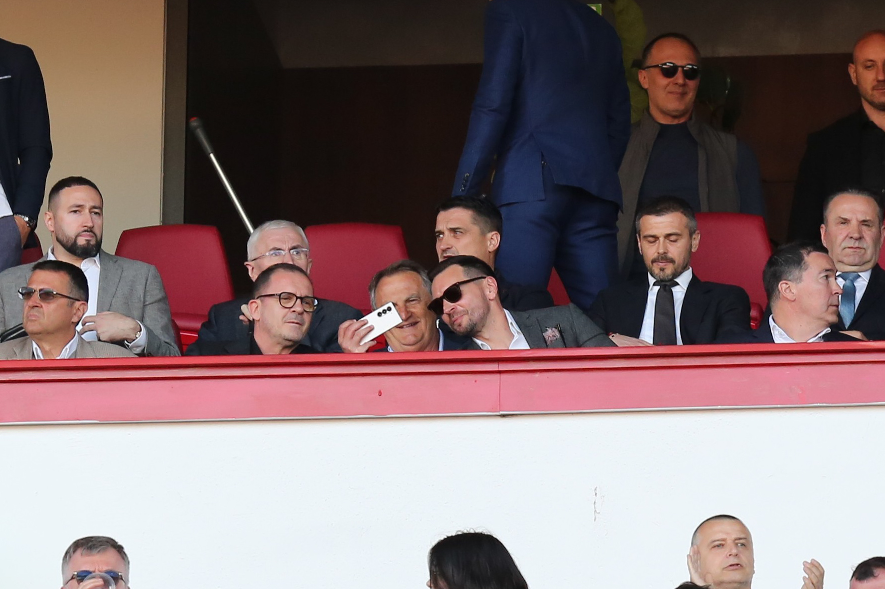 Hit scena u loži delegacije Partizana na večitom derbiju: Pravi se selfi pored Peđe Mijatovića