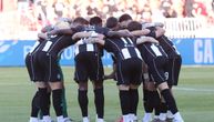 Fudbaleri Partizana protiv OFK Beograda u posebnim majicama, kao omaž cuvenom finalu LŠ protiv Real Madrida