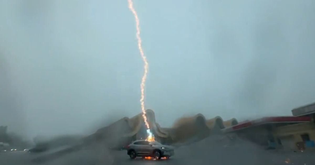 Grom pogodio električni automobil 3 puta zaredom