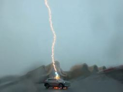 Grom udaio električni automobil