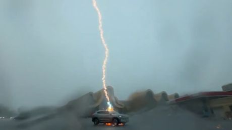 Grom udaio električni automobil