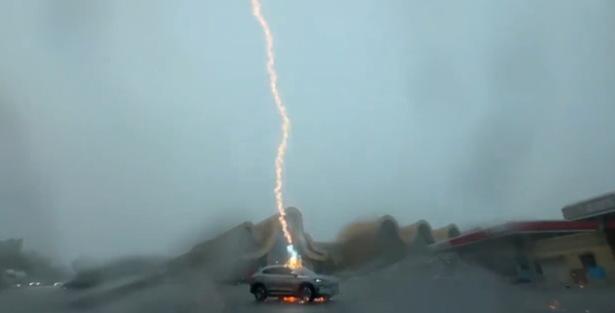 Grom pogodio električni automobil 3 puta zaredom