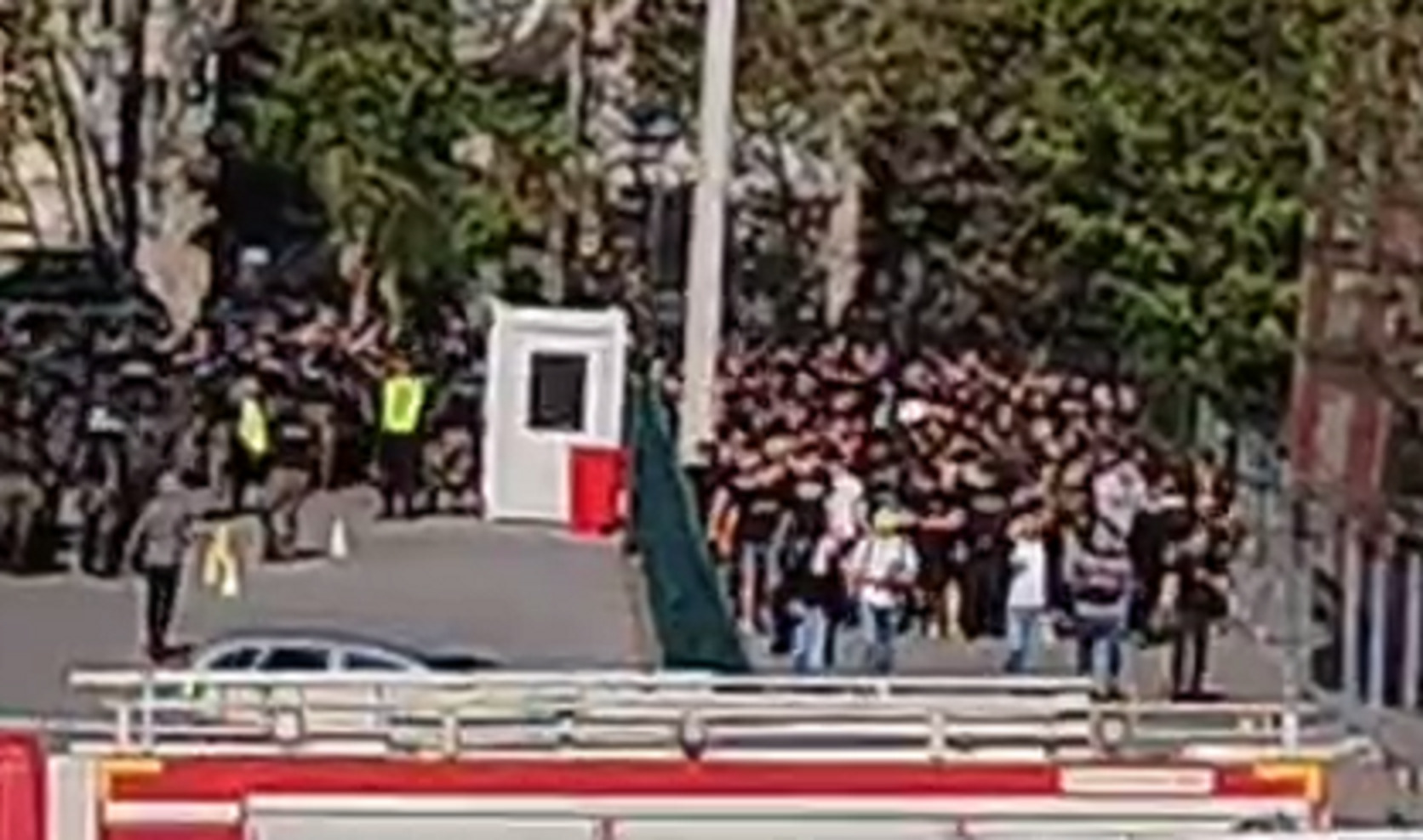 Grobari u korteu došli na 179. večiti derbi, pogledajte kako su navijači Partizana "marširali" pokraj Marakane