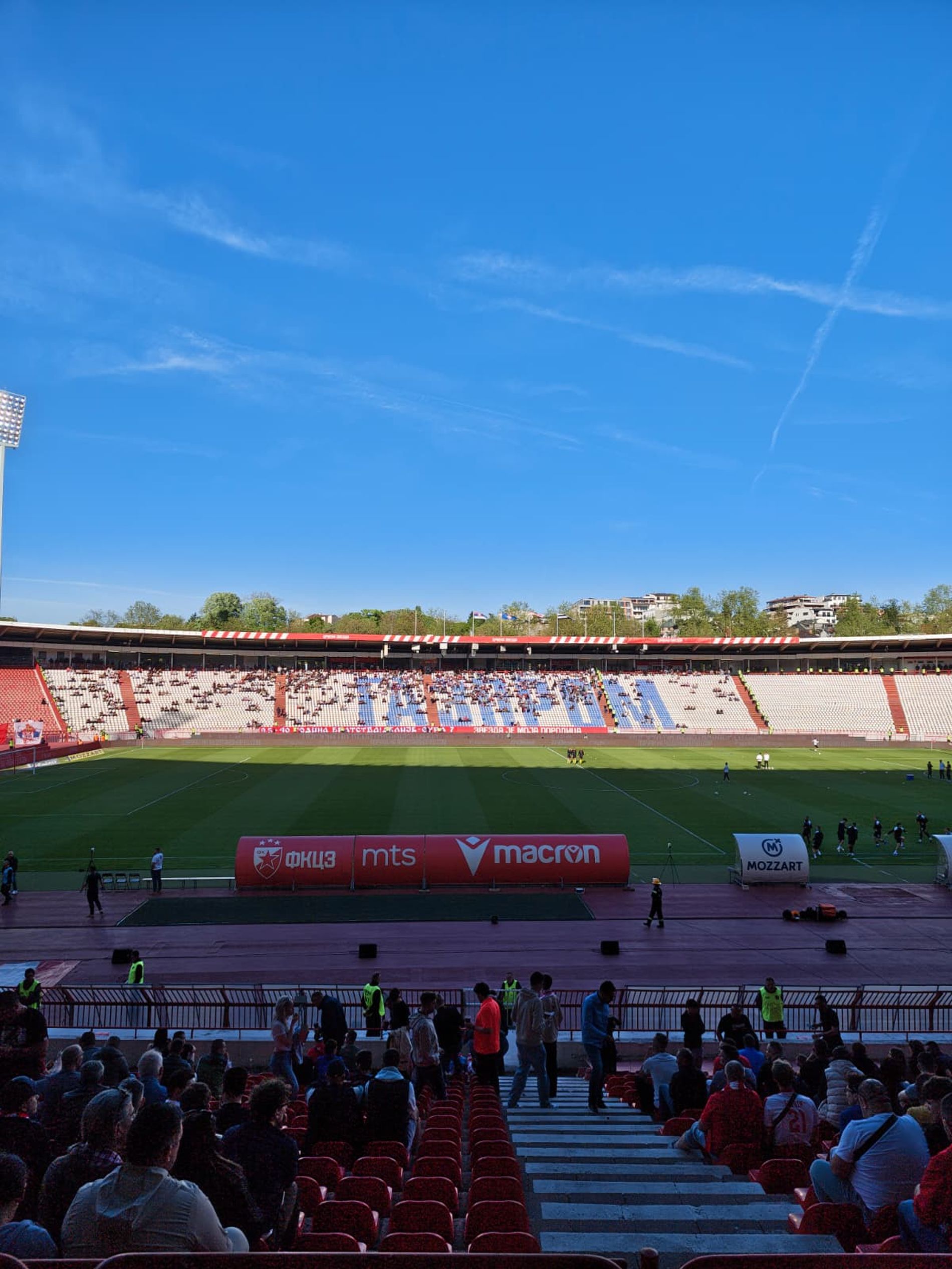 Da li pamtite slabiju posetu na Marakani pola sata pred večiti derbi? Očekuje se mali broj navijača