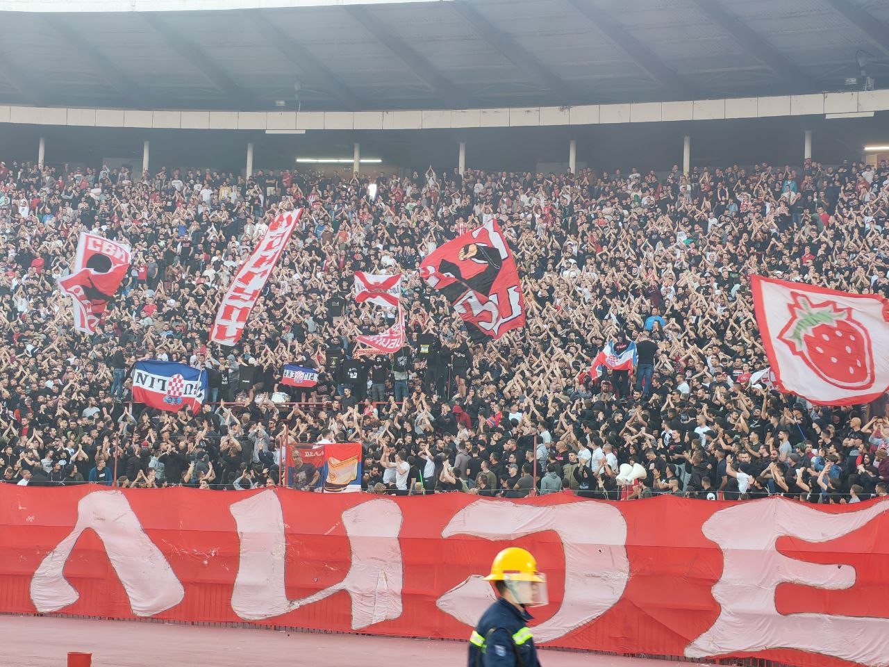 Delije otele zastave Hrvatima, spalili ih na večitom derbiju, pa se obratili Grobarima: "Kada priznaćete..."