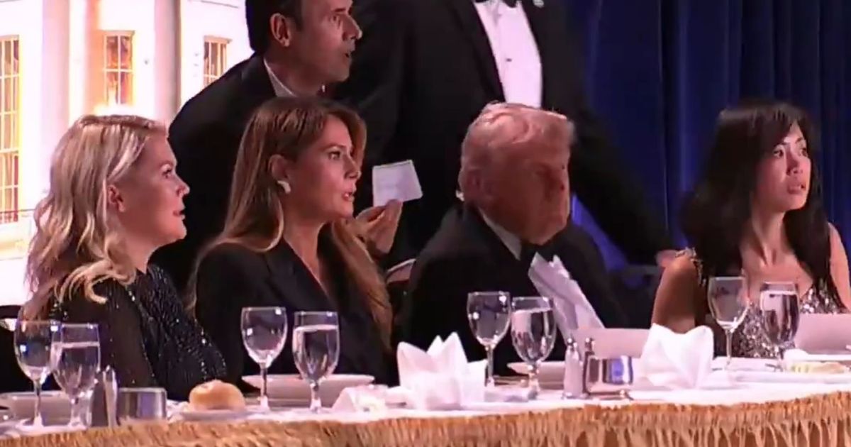 Snimljen momenat u kojem je počela pucnjava: Pogledajte kako su Tramp i Melanija hitno evakuisani!