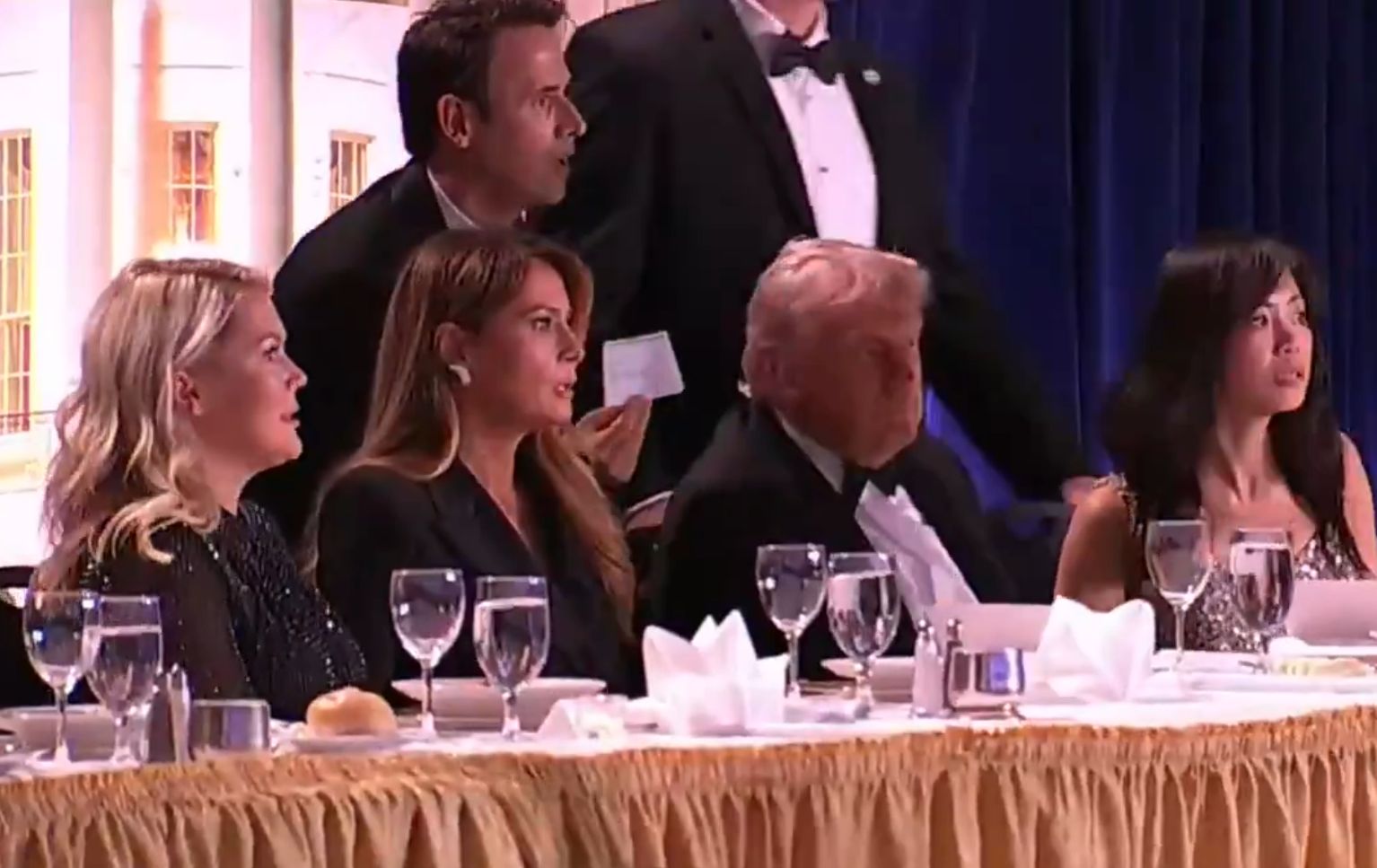 Snimljen momenat u kojem je počela pucnjava: Pogledajte kako su Tramp i Melanija hitno evakuisani!