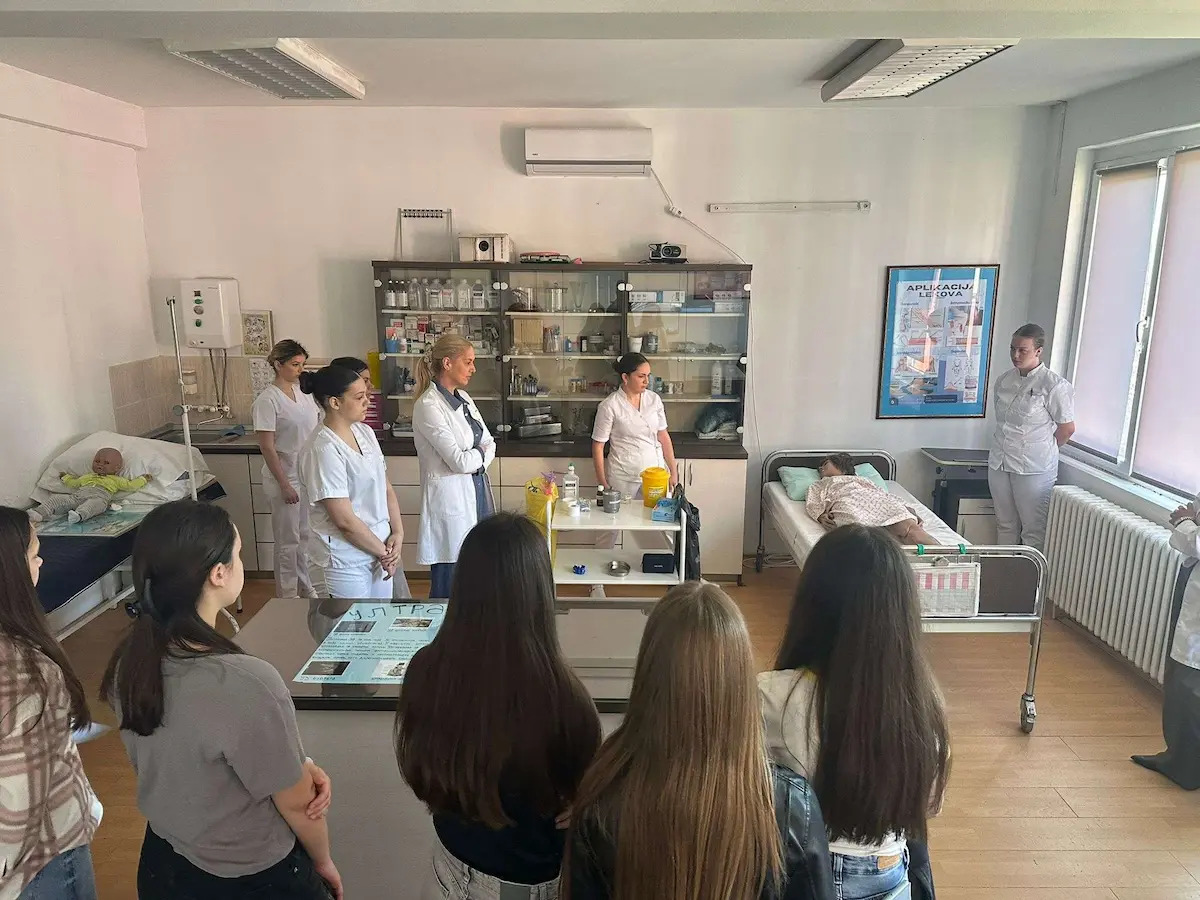 Humanost i znanje kao motiv: Veliko interesovanje čačanskih maturanata za ovu srednju školu