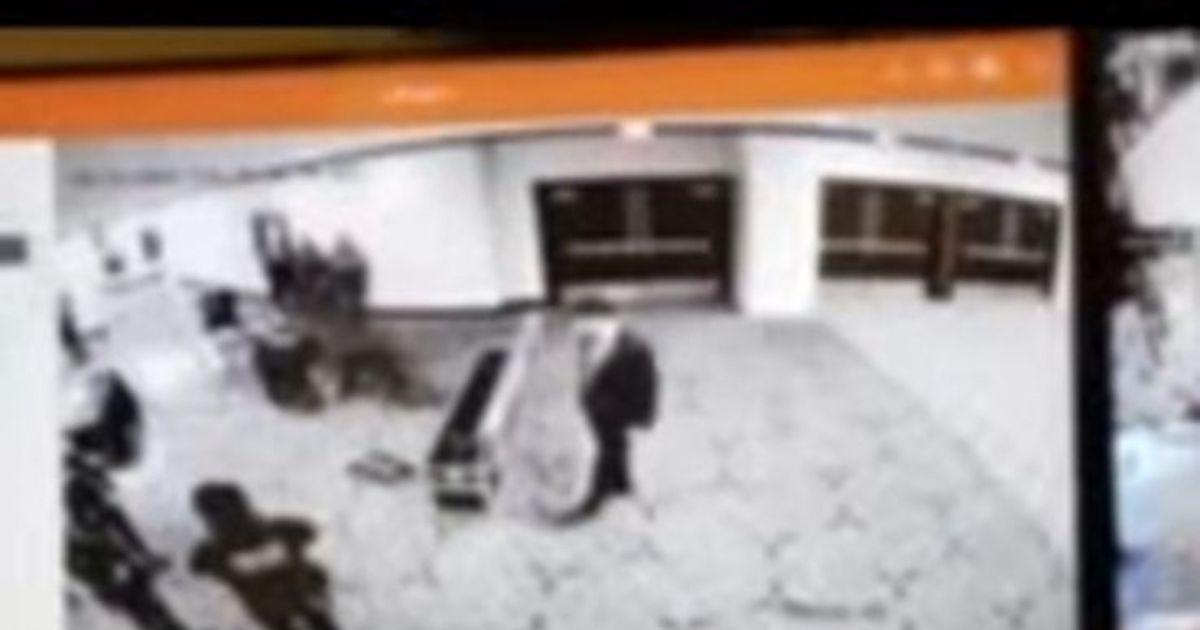 Ovo je momenat kada NAORUŽANI NAPADAČ kreće na Trampa: Juri s puškom, agenti pucaju na njega