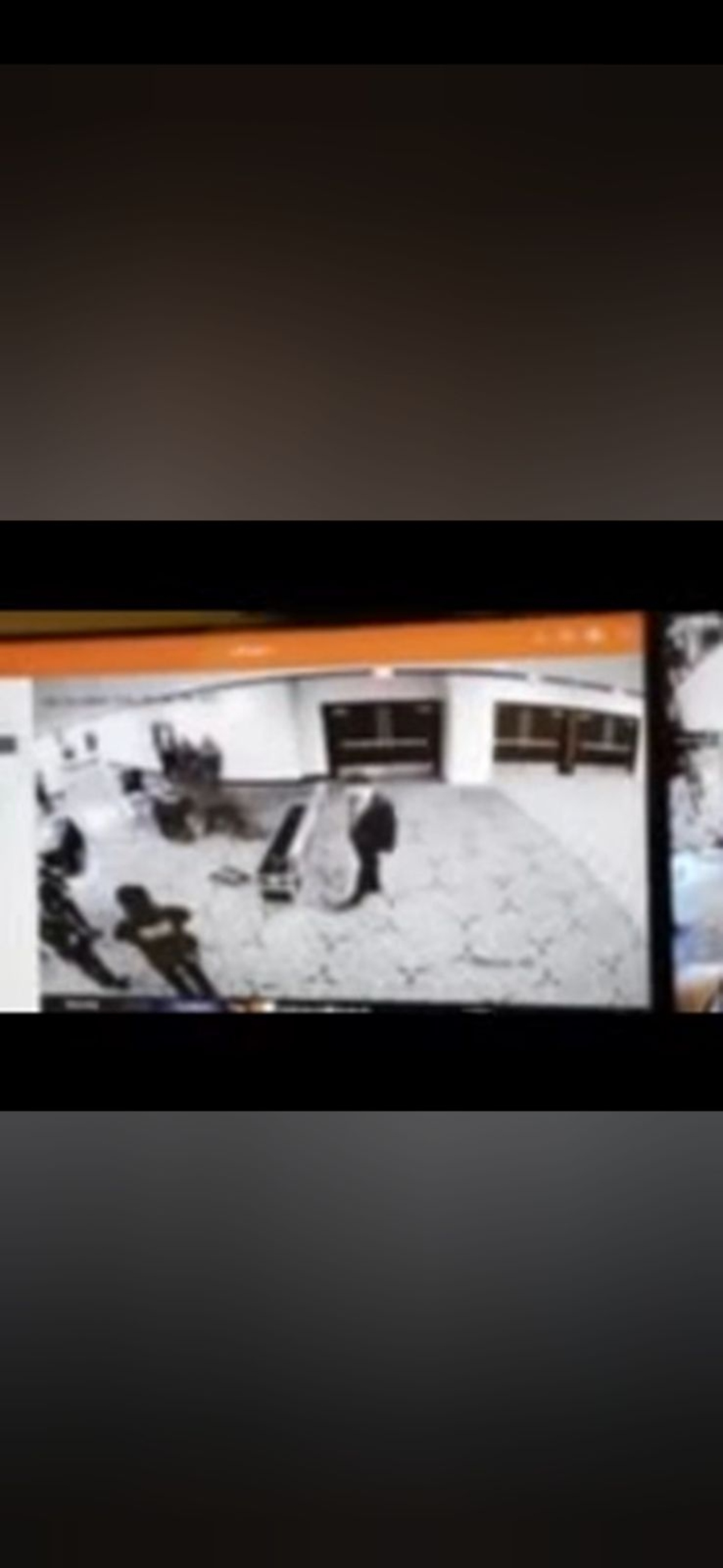 Ovo je momenat kada NAORUŽANI NAPADAČ kreće na Trampa: Juri s puškom, agenti pucaju na njega