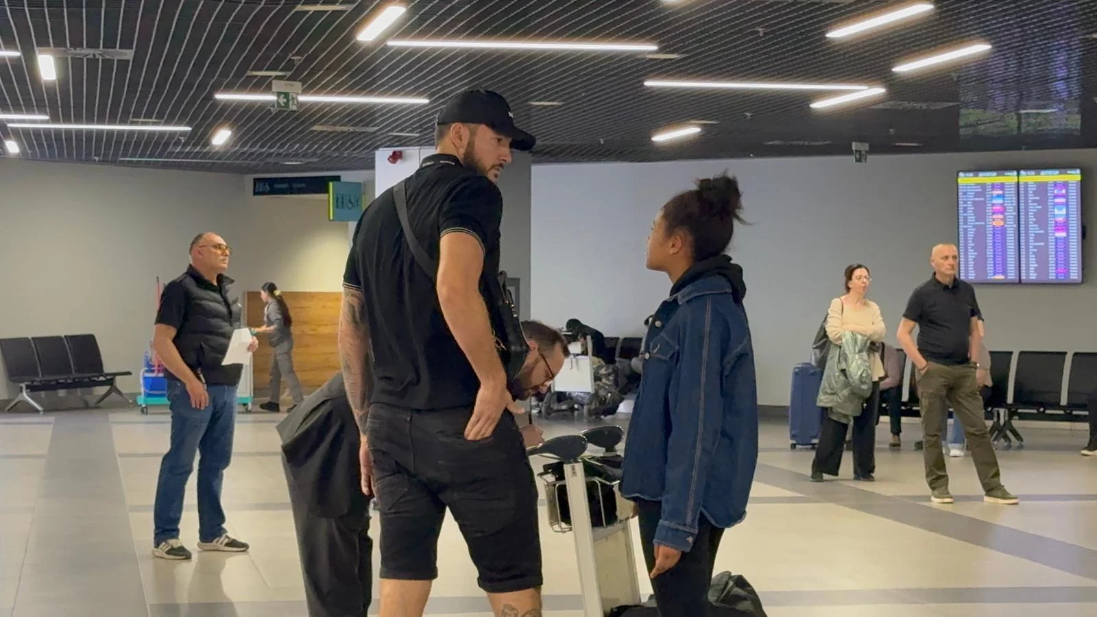 Foto ubod: Žofri Lovernj na aerodromu u Beogradu dočekao misterioznu devojku, potpisao papire, a onda...