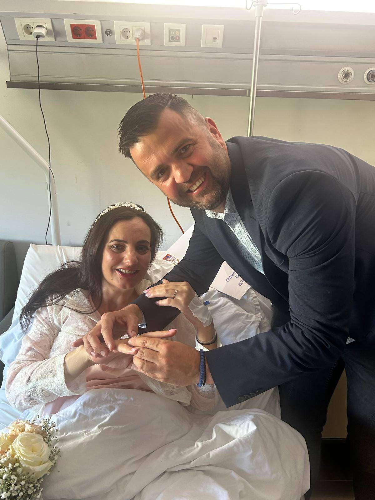 Mlada u bolničkom krevetu na dan venčanja: Valentinu nije sprečila ni braunila u ruci da se uda za Miroslava