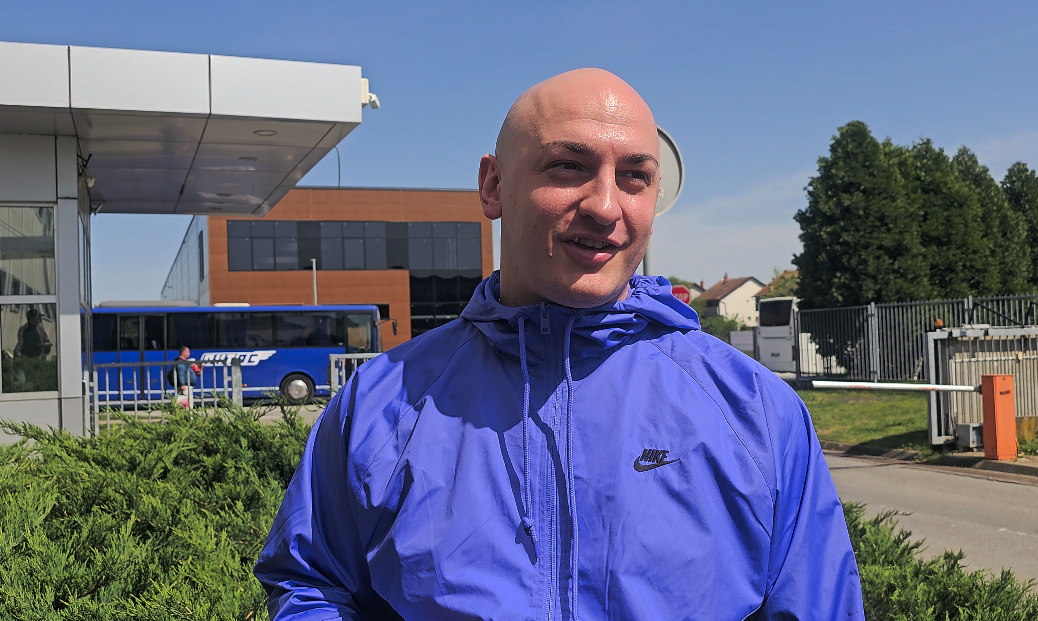 "Nastupao sam u japankama koje su počele da pucaju": Desingerica otkrio zašto udara publiku patikom u glavu