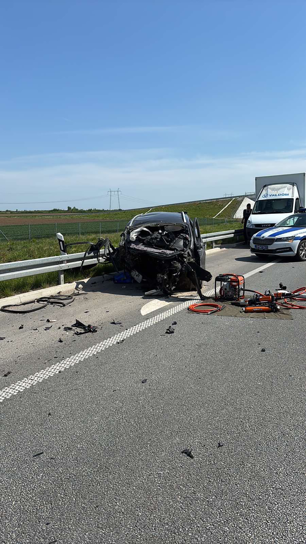 NOVI UZNEMIRUJUĆI SNIMAK SA MESTA STRAVIČNE NESREĆE KOD RUME: Pogledajte šta je ostalo od automobila smrti