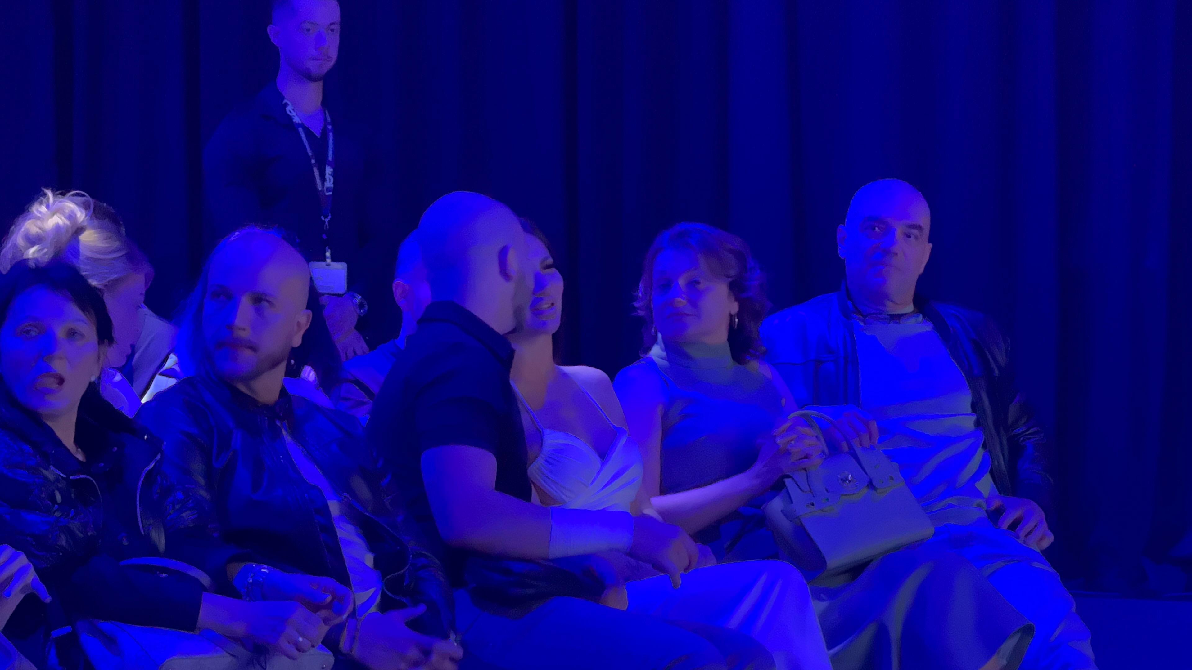 Otac i majka u prvom redu, a brat Mateja stigao sa novom devojkom: Anđelina porodica stigla na promociju