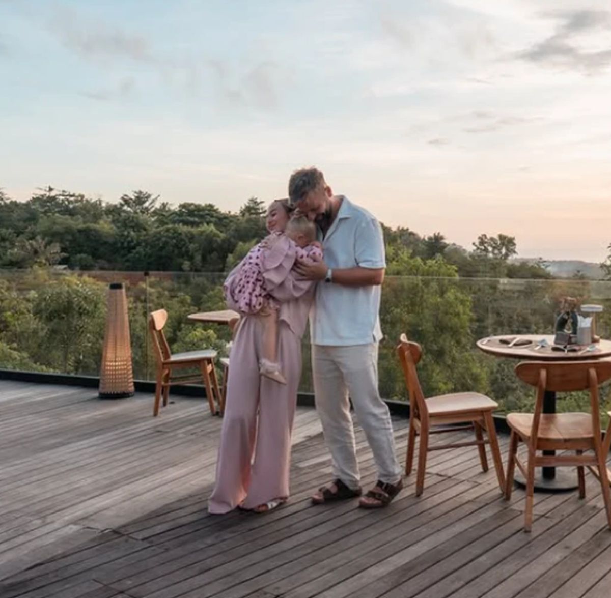 Bili na meti osuda mnogih zbog razlike u godinama: Otišli van Srbije, sada su se oglasili sa ove destinacije