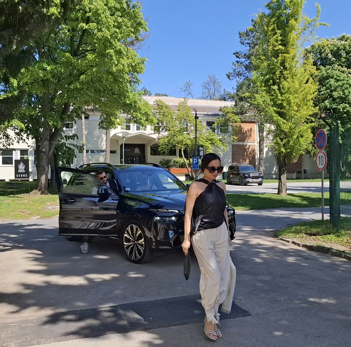 Ceca u džipu stigla na snimanje ZG, široke pantalone i poseban detalj na majici: Ovako izgleda danas